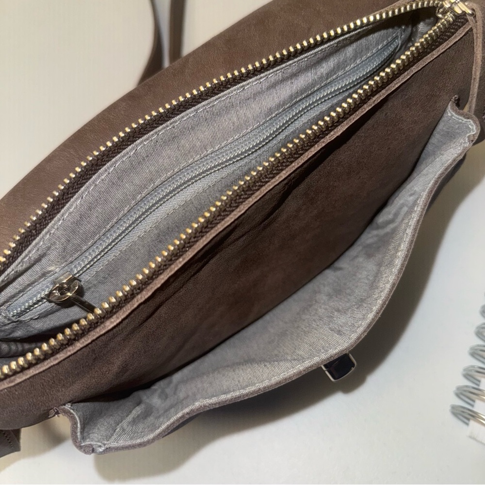 Roots Riverside Crossbody - Picture 6 of 11
